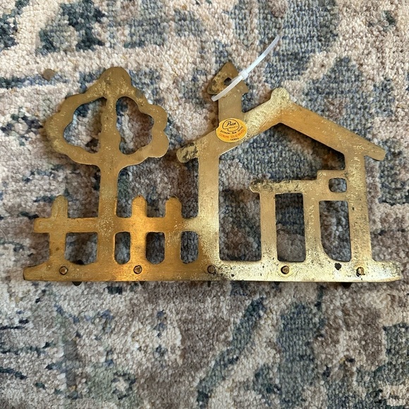 Vintage brass house w/ tree key wall holder - Picture 2 of 3